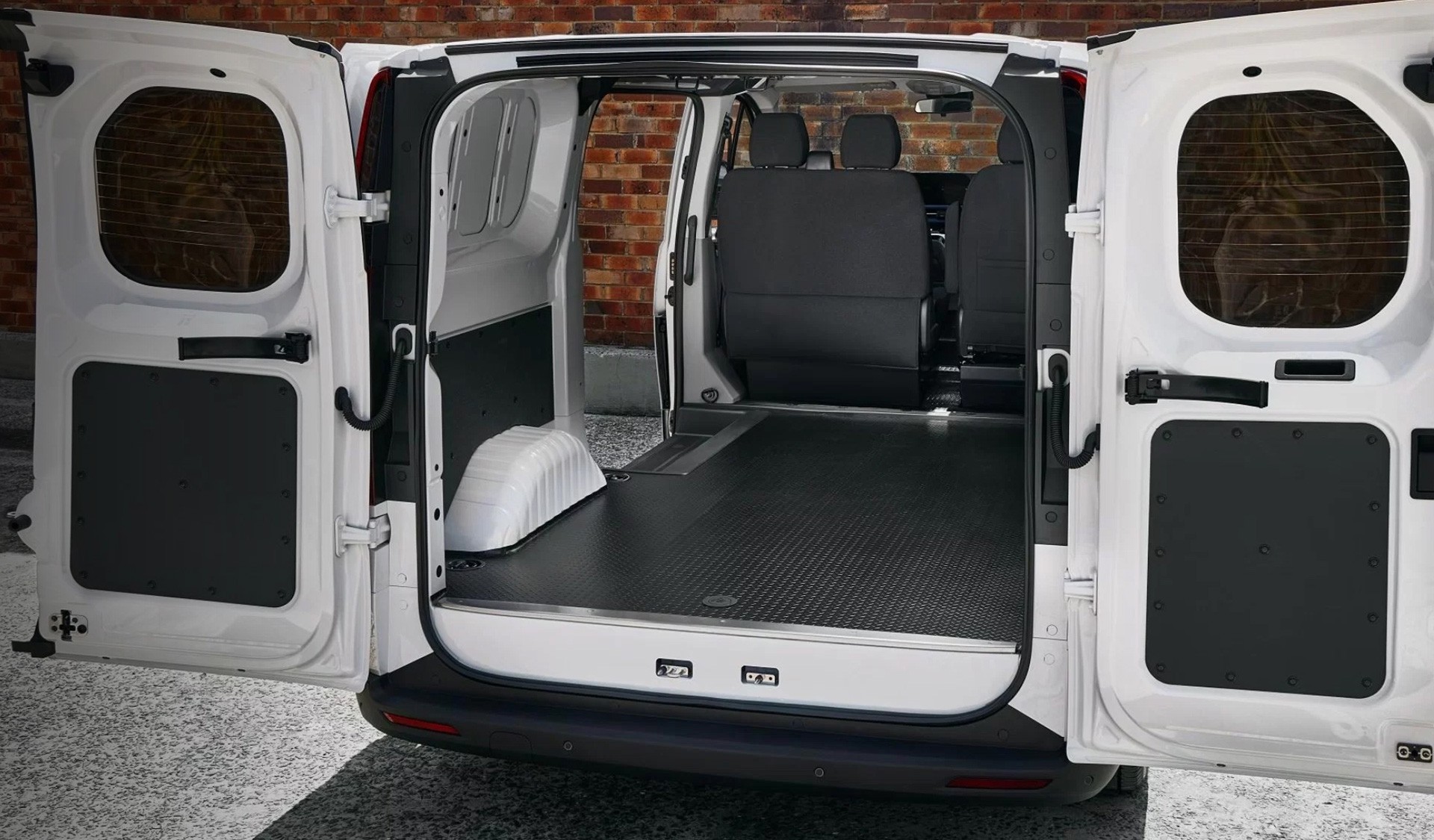 MAXUS eDELIVER 7 cargo compartment